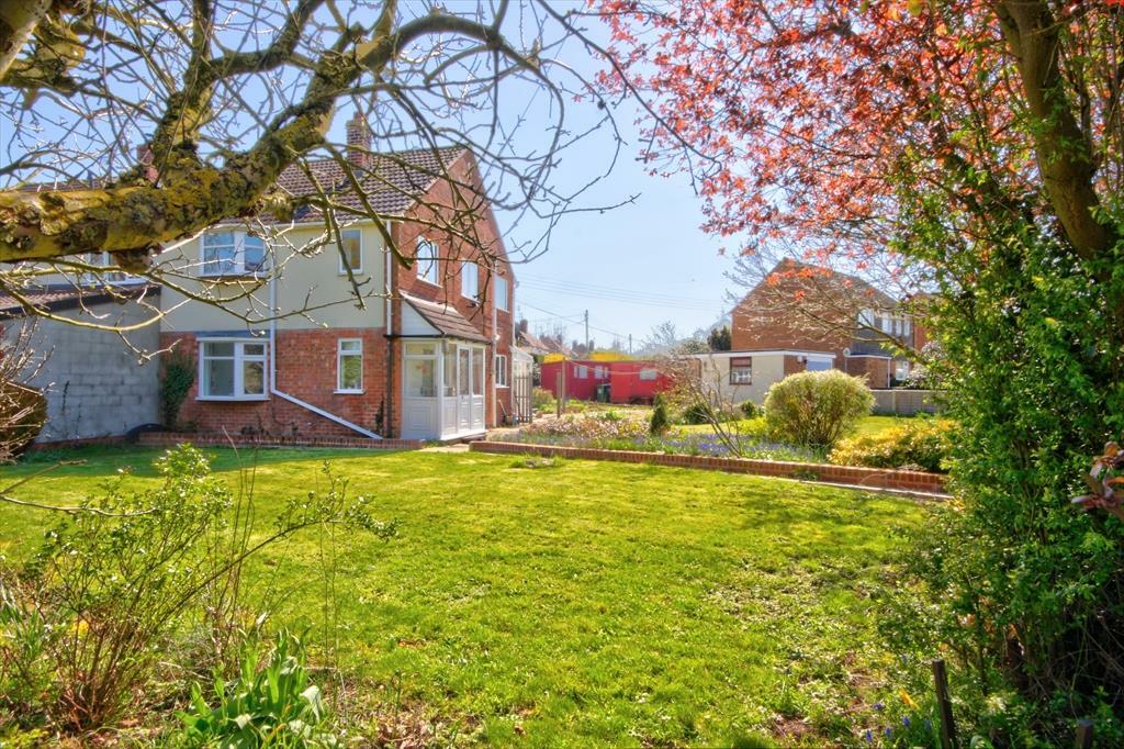 3 bedroom semidetached house for sale in High Street, Honeybourne
