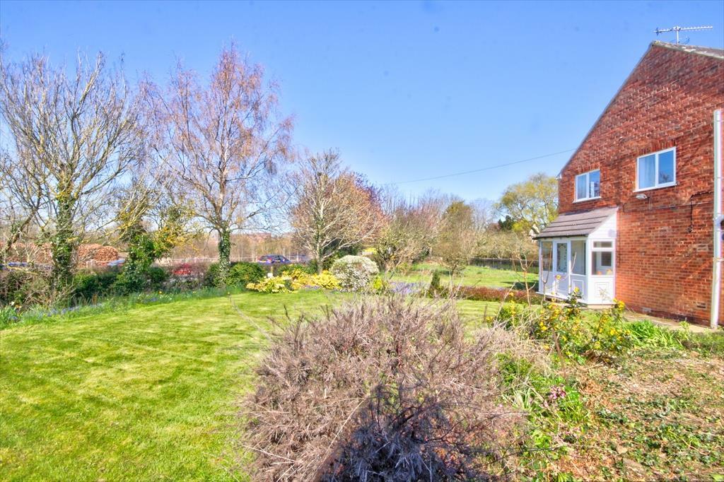 3 bedroom semidetached house for sale in High Street, Honeybourne