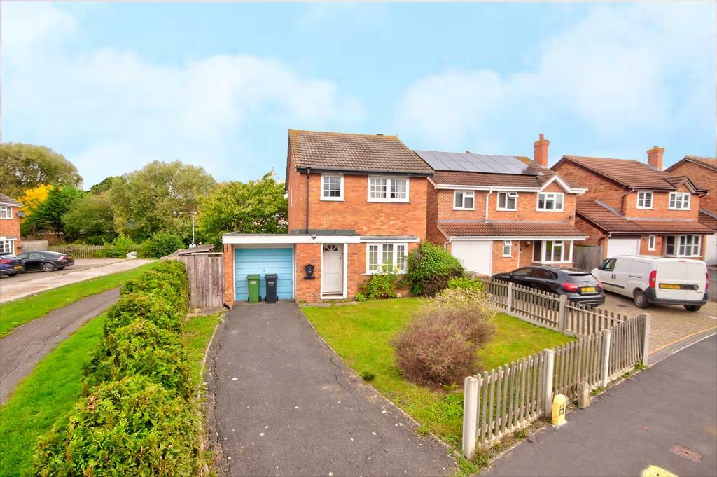3 bedroom detached house for sale in Hazel Avenue, Evesham, WR11