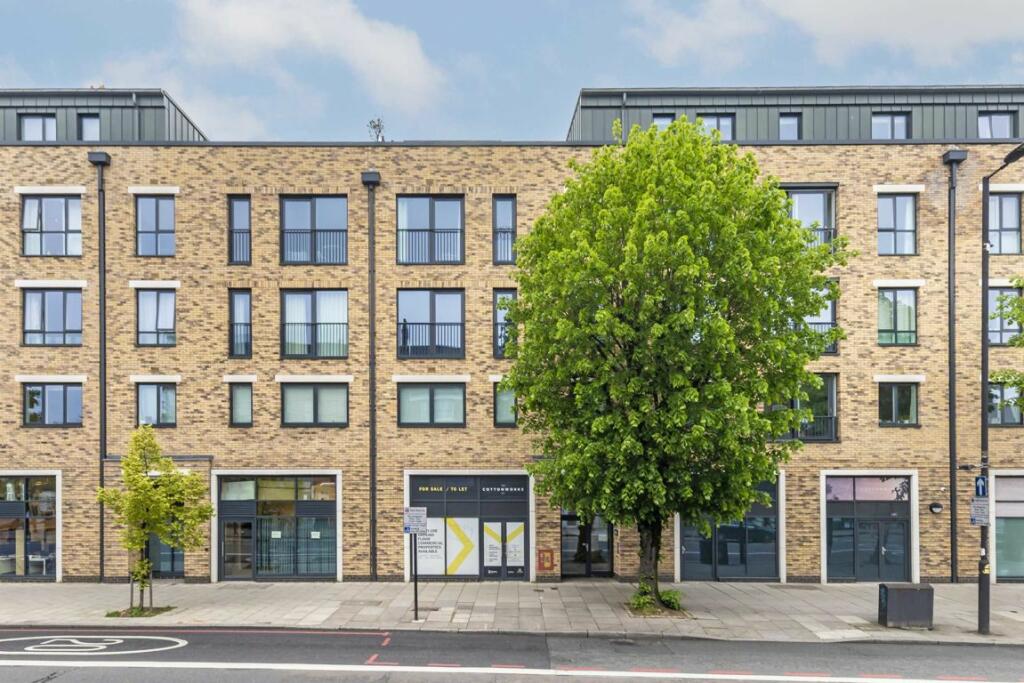 2 bedroom flat for sale in Seven Sisters Road, London, N7