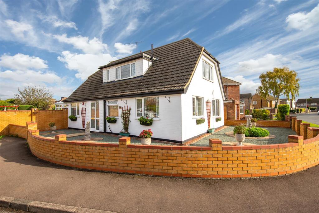 4 bedroom detached bungalow for sale in Hayley Court, Houghton Regis