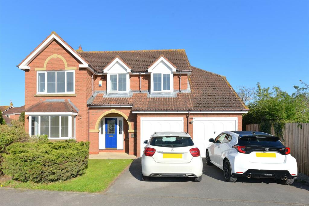 5 bedroom detached house for sale in Jervis Court, Sutton Upon Derwent, YO41
