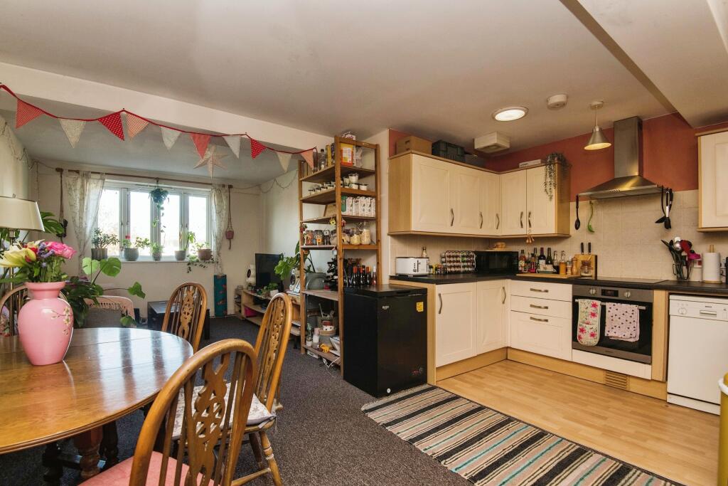 2 bedroom flat for sale in Cowick Street, Exeter, Devon, EX4