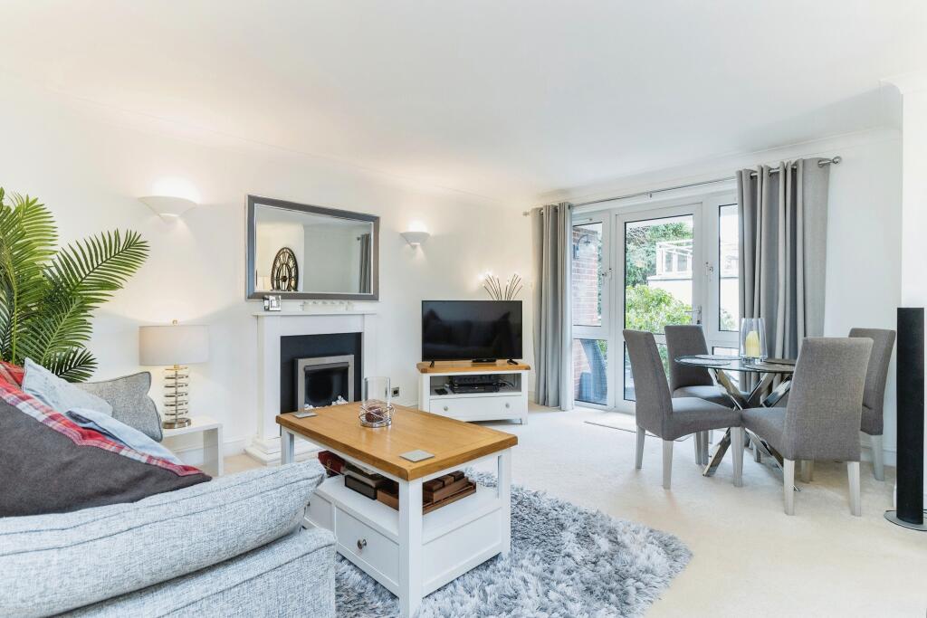 2 bedroom flat for sale in Roundham Road, Paignton, Devon, TQ4