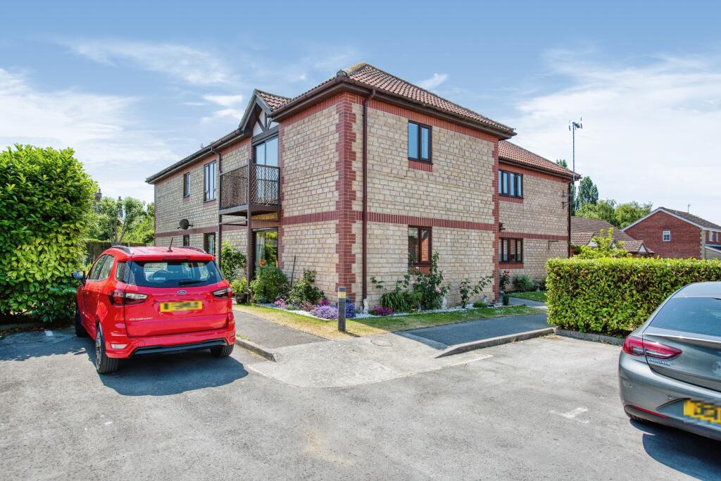 2 bedroom flat for sale in Mow Barton, Martock, Somerset, TA12