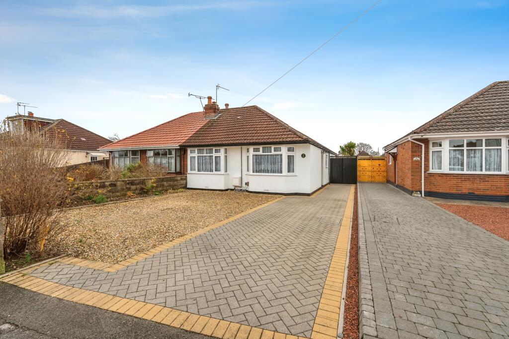 2 bedroom bungalow for sale in Morpeth Avenue, Totton, Southampton, Hampshire, SO40