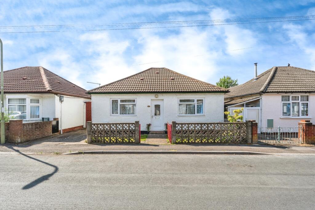 Main image of property: Calmore Gardens, Totton, Southampton, Hampshire, SO40