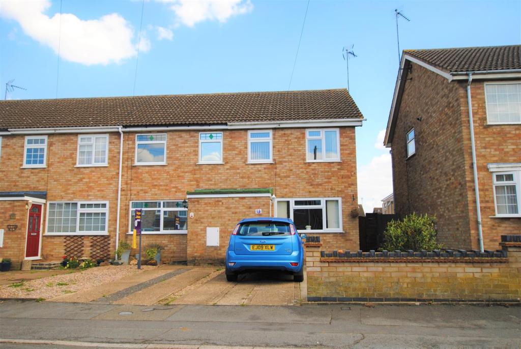 3 bedroom end of terrace house for sale in Saxon Rise, Irchester
