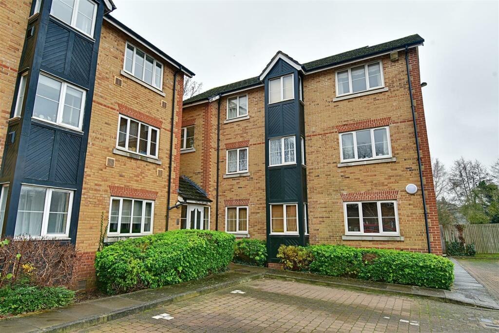 2 bedroom flat for sale in Maple Lodge, Hertford, SG14