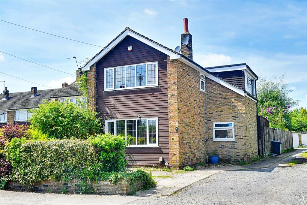 3 bedroom end of terrace house for sale in Downfield Road, Hertford