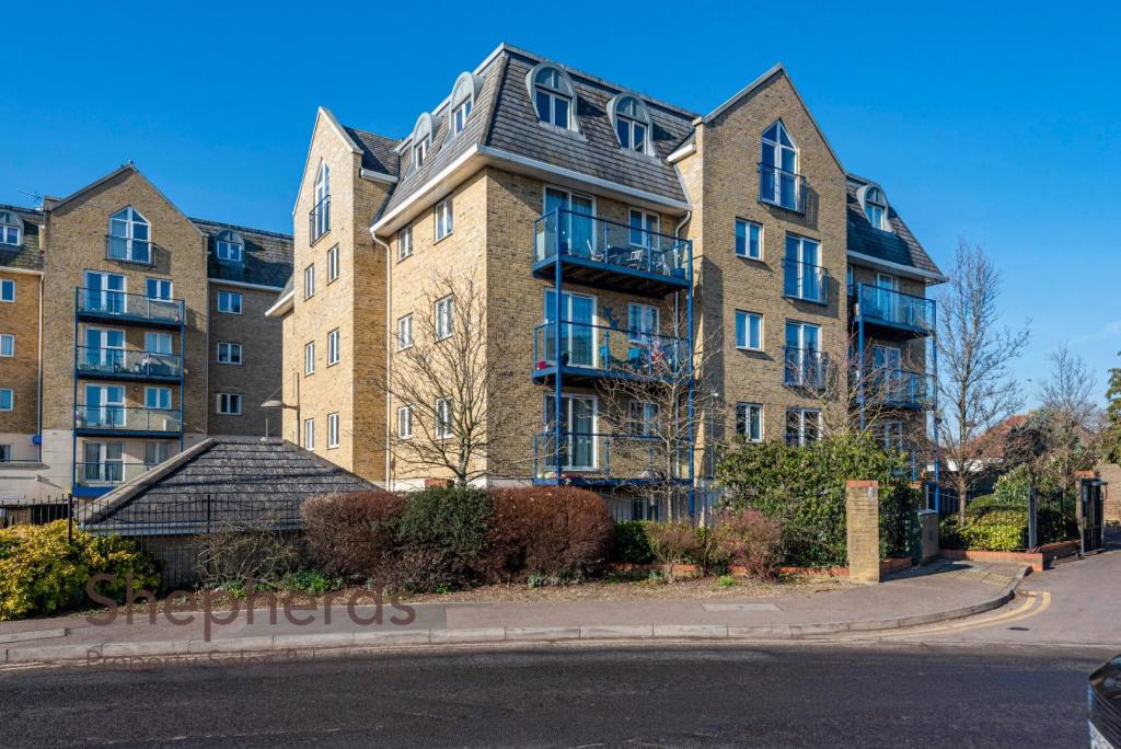 2 bedroom flat for sale in Sandringham Lodge, Taverners Way, Hoddesdon