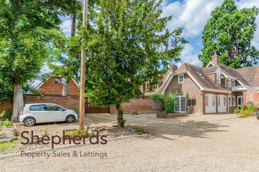 3 bedroom semidetached house for sale in Yew Walk, Yewlands, EN11