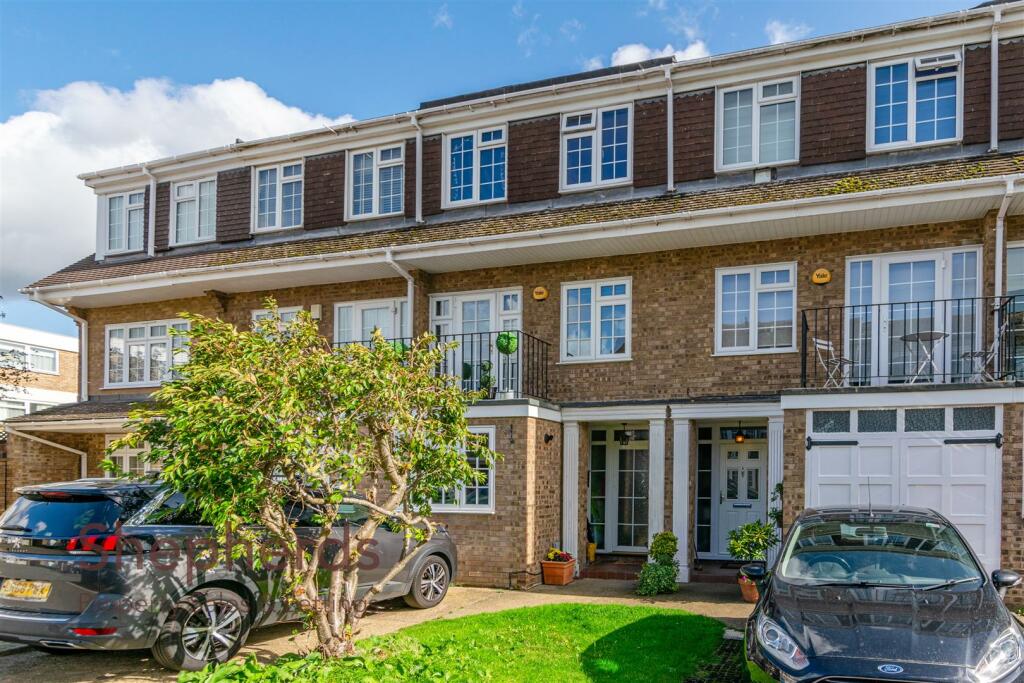 4 bedroom town house for sale in Taylors Avenue, Hoddesdon, EN11