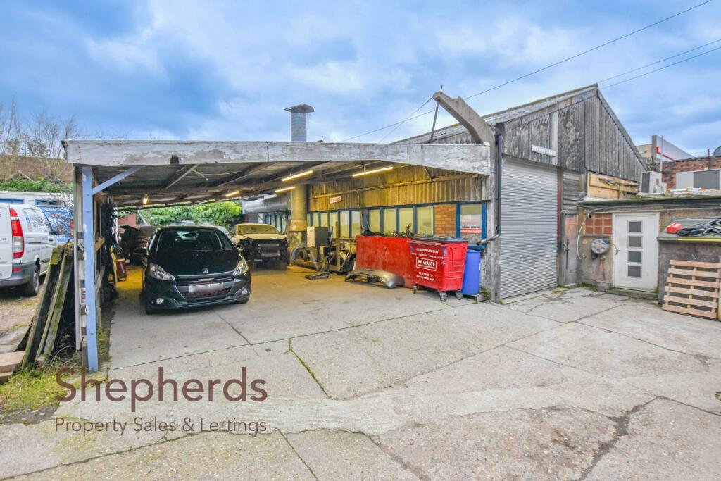 Commercial property for rent in High Road, Broxbourne, EN10