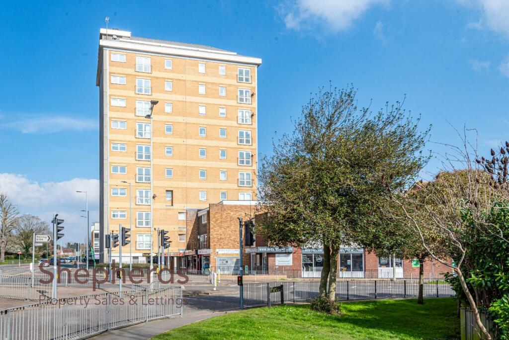 2 bedroom flat for sale in Ravenscroft, High Road, Broxbourne, EN10