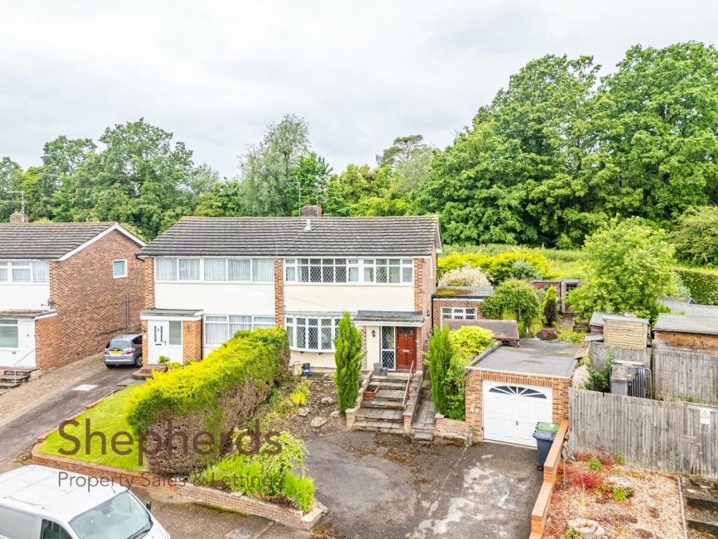 4 bedroom semidetached house for sale in Meadway, Hoddesdon, EN11