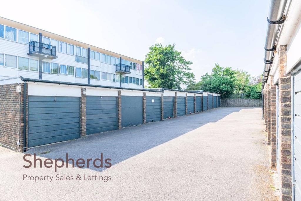 2 bedroom flat for sale in Hillside, Hoddesdon, Hertfordshire, EN11 , EN11