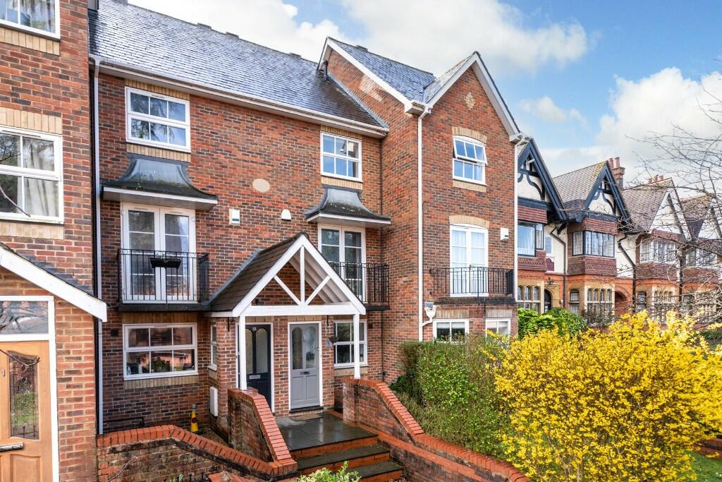 3 bedroom town house for sale in Shrublands Road, Berkhamsted