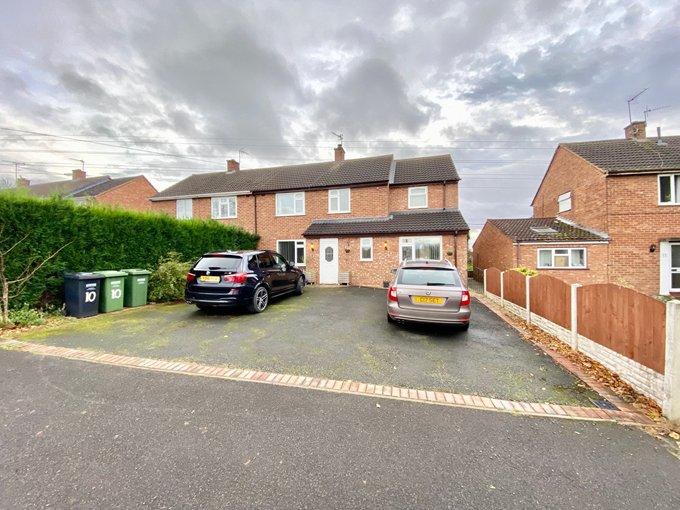 4 bedroom semidetached house for sale in Woodbury Close, Hartlebury