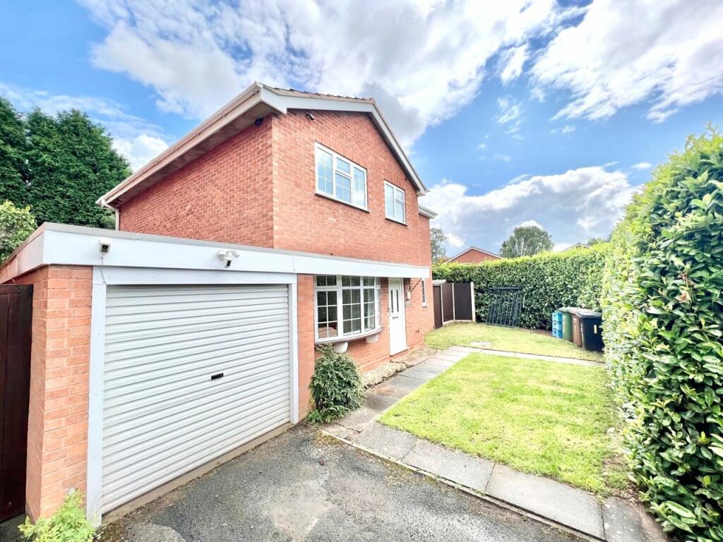 4 bedroom detached house for sale in Woodlands Close, Hartlebury