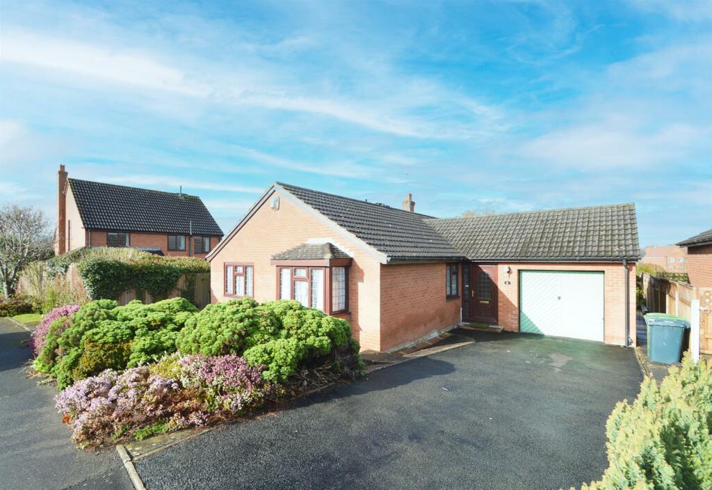 3 bedroom detached bungalow for sale in Falcons Way, Copthorne