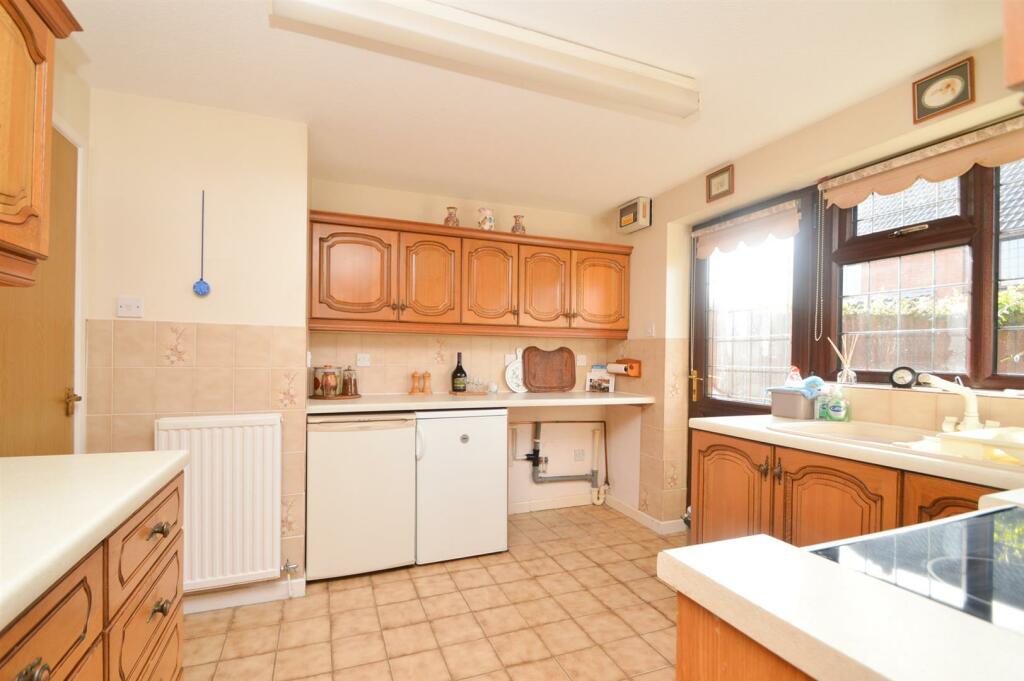 3 bedroom detached bungalow for sale in Falcons Way, Copthorne