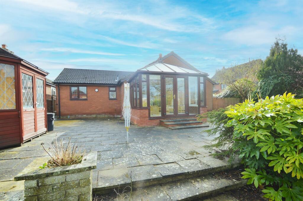 3 bedroom detached bungalow for sale in Falcons Way, Copthorne