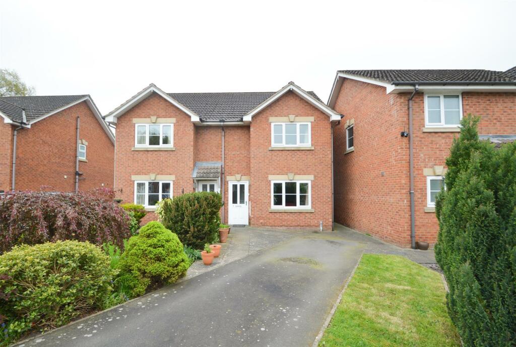 3 bedroom semidetached house for sale in Church Close, Shawbury