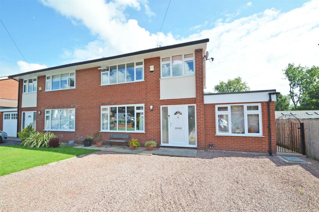 4 bedroom detached house for sale in Hunter Street, Mountfields