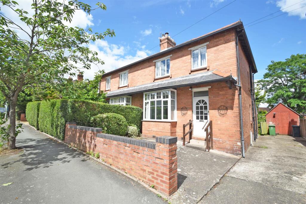 3 bedroom semidetached house for sale in Woodfield Road, Copthorne