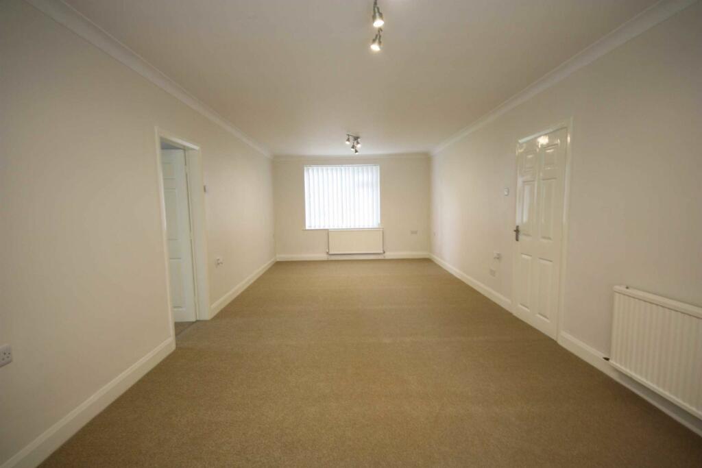 Apartment to rent on Roe Green Avenue, Worsley, M28