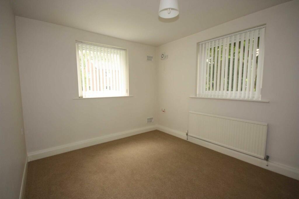 Apartment to rent on Roe Green Avenue, Worsley, M28