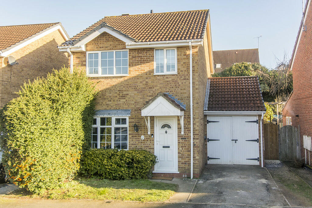 3 bedroom detached house for sale in Edinburgh Close, Market Harborough