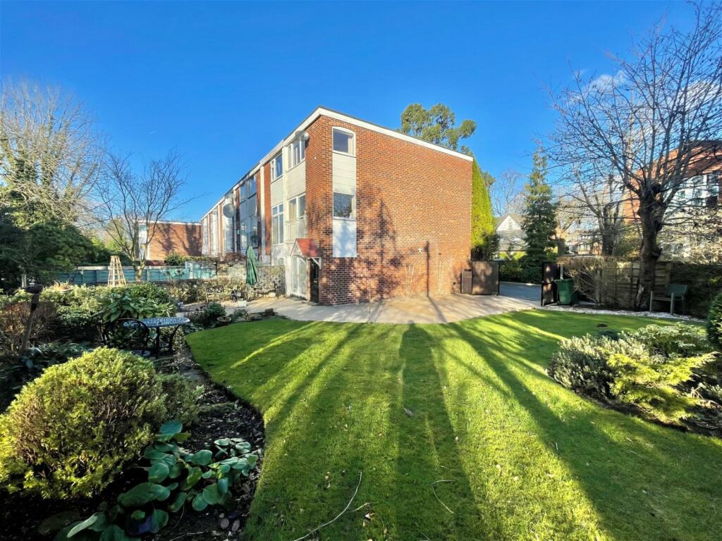 2 bedroom town house for sale in Greenvale Drive, Cheadle, SK8