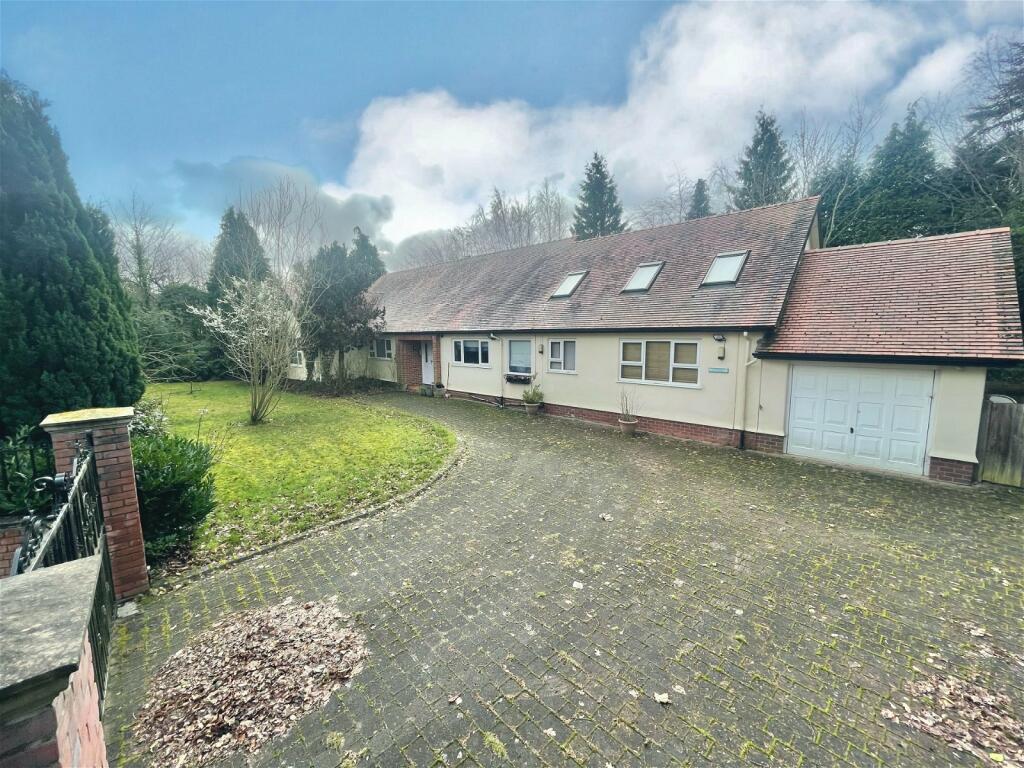4 bedroom detached bungalow for sale in Daylesford Road, Cheadle, SK8