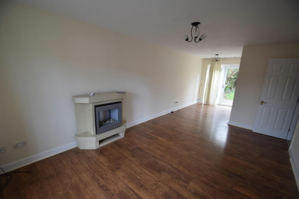 2 bedroom town house for rent in Petworth Close, Manchester, M22 4YR, M22