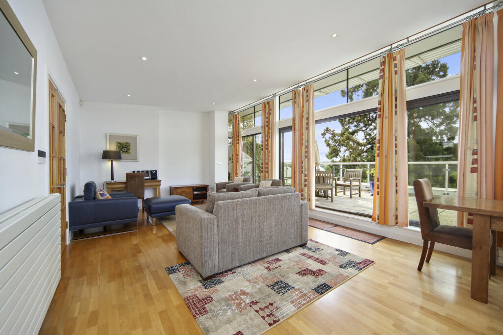 2 bedroom penthouse for rent in Queensmere Road, SW19