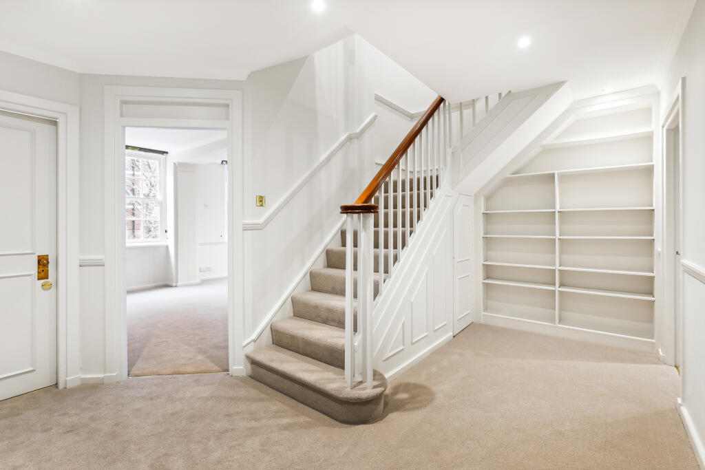 Apartment to rent on Whiteheads Grove, Chelsea, SW3