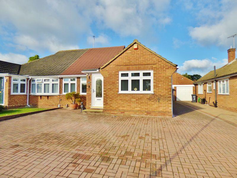 3 bedroom semidetached bungalow for sale in Silver Birch Close Joydons