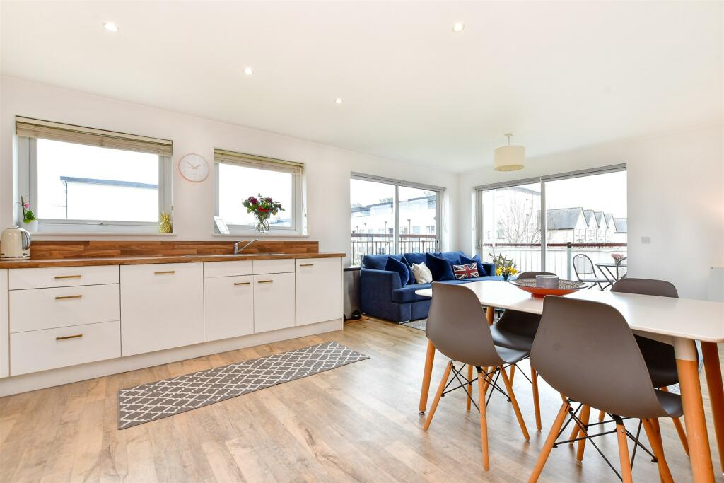 2 bedroom apartment for sale in Canalside, Redhill, Surrey, RH1