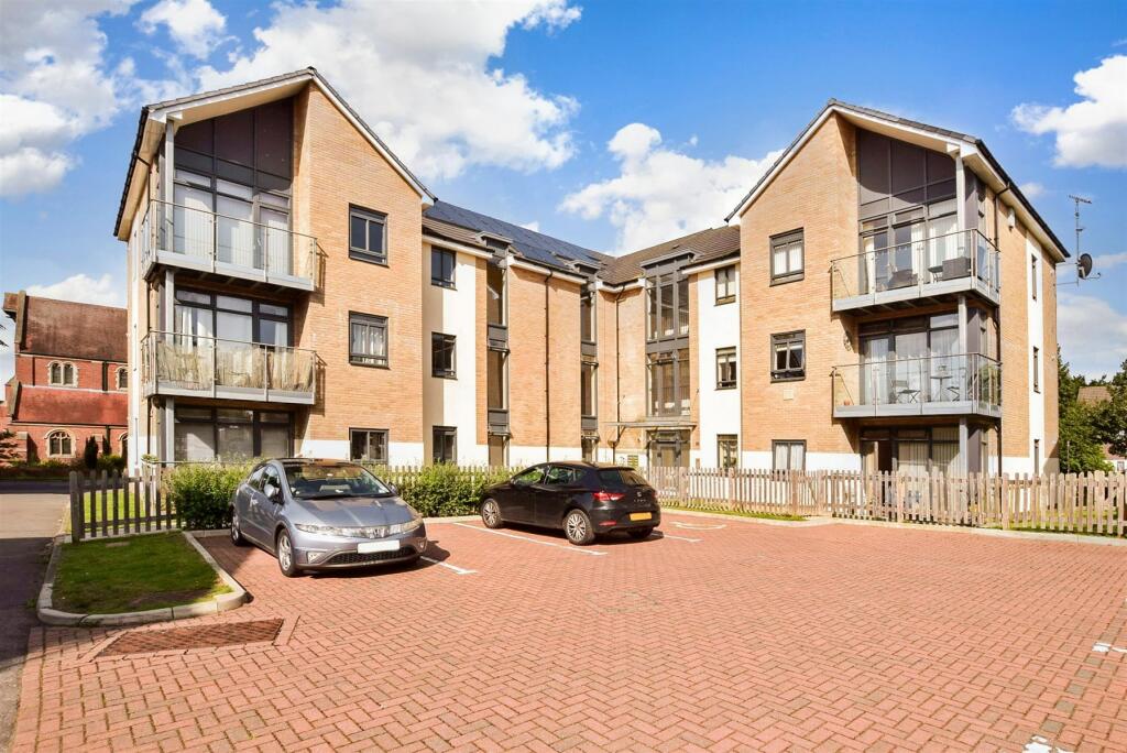 1 bedroom ground floor flat for sale in Carlton Road, Redhill, Surrey, RH1