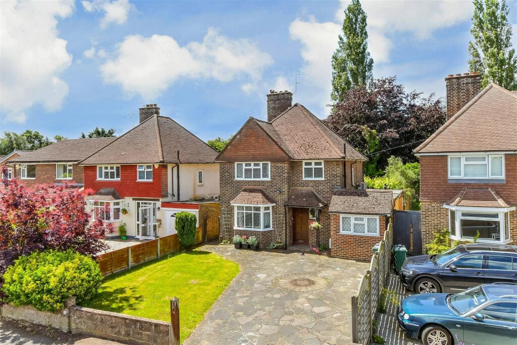 3 bedroom detached house for sale in Nutfield Road, Merstham, Redhill