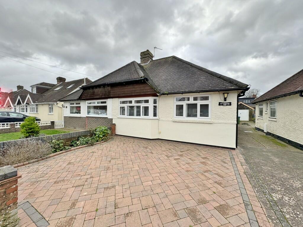 2 bedroom semidetached bungalow for sale in Frobisher Grove