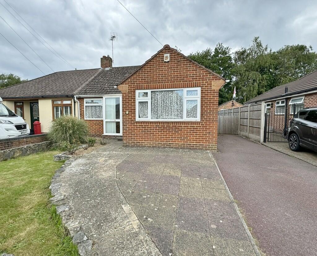 3 bedroom semidetached bungalow for sale in Hatherley Crescent
