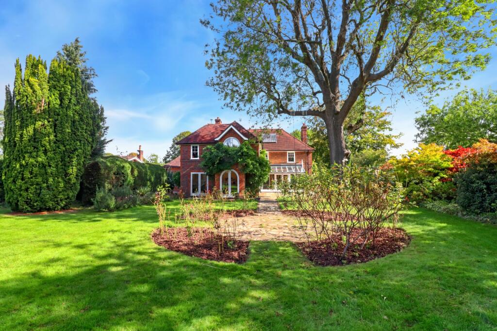 5 bedroom detached house for sale in Love Lane, Kings Langley, Herts, WD4