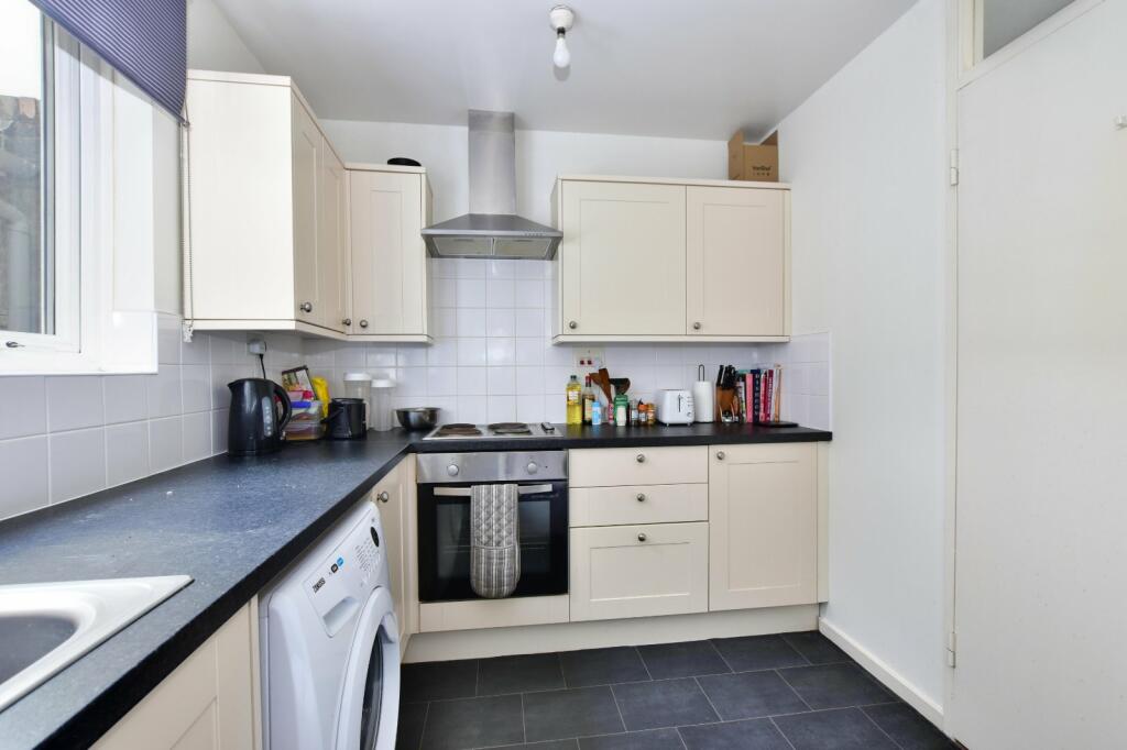 1 bedroom flat for sale in Croft Close, Chipperfield, Kings Langley