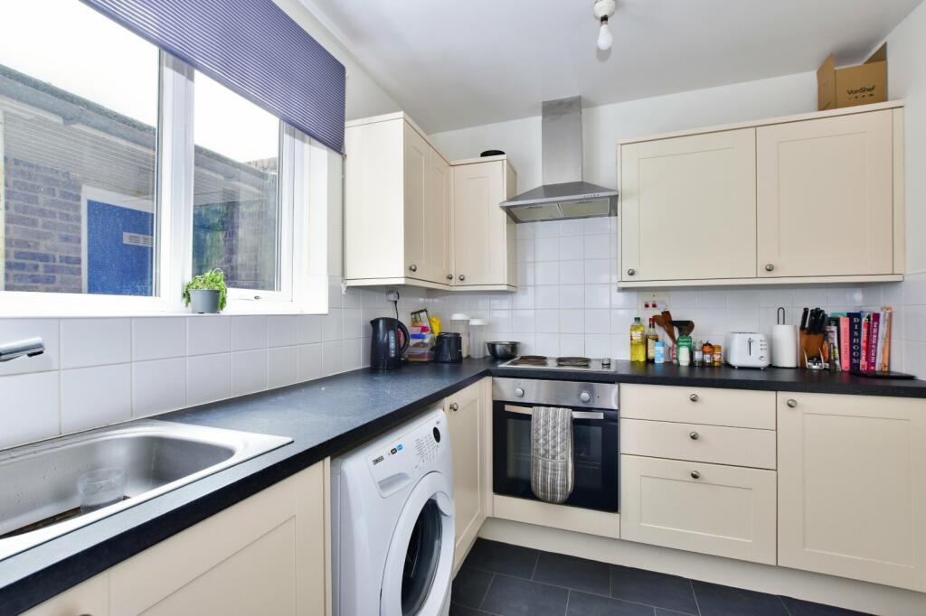 1 bedroom flat for sale in Croft Close, Chipperfield, Kings Langley