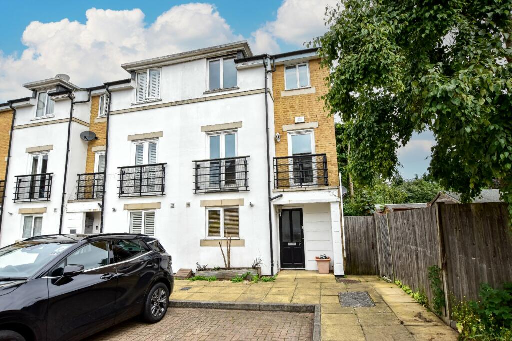 5 bedroom end of terrace house for sale in Hemsley Road, Kings Langley