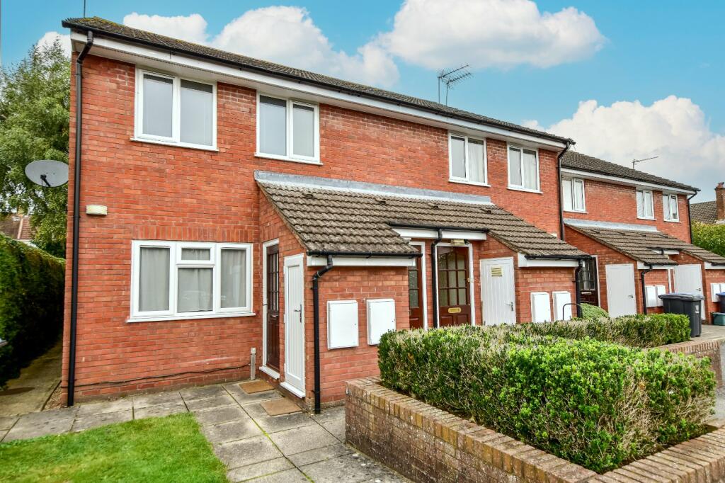 1 bedroom for sale in Orchard Court, Apple Cottages, Bovingdon, Herts, HP3