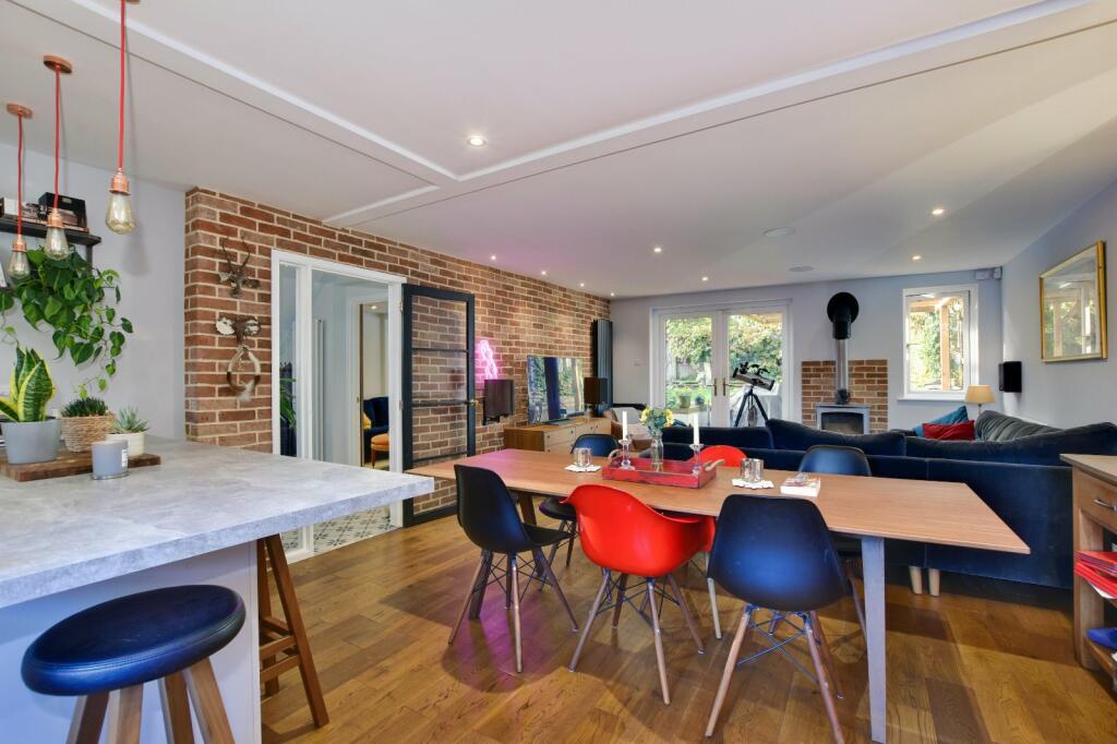 4 bedroom end of terrace house for sale in Spring Close, Parkfield